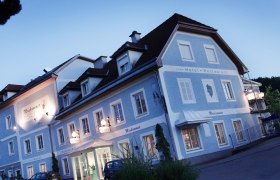 Country inn Moshammer, © Weinfranz Exterior view of the Landgasthof Moshammer at dusk.