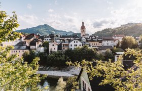 Mostviertel, Waidhofen an der Ybbs,, © Niederösterreich Werbung/Melanie Schillinger Das Bild zeigt Waidhofen an der Ybbs. Im Hintergrund ist ein hoher Kirchturm sowie die Mostviertler Bergwelt zu sehen.