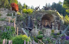 Leuchtwurzler Lunz am See, © H.Adam Rock garden with waterfall and plants in Lunz am See.