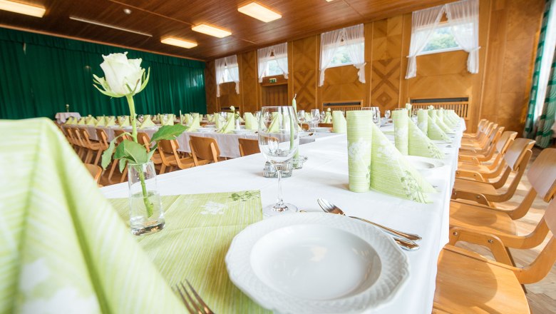 Gasthaus Kerschbaumer, © dphoto.at Festlich gedeckter Saal mit langen Tischen, grünen Servietten und weißen Rosen.