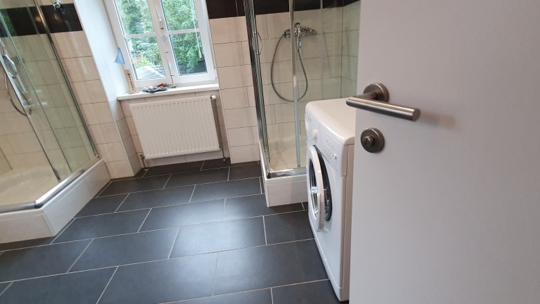 Badezimmer mit Waschmaschine, © Monika Stock Badezimmer mit Waschmaschine, © Monika Stock