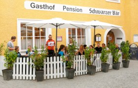 In summer, the garden of the Schwarzer Bär is often very busy., © Zehetner & Stressler OG In summer, the garden of the Schwarzer Bär is often very busy., © Zehetner & Stressler OG