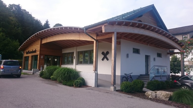 Raiffeisenbank Mittleres Mostviertel - Bankstelle Göstling, © Tourismusverein Göstlinger Alpen Gebäude der Raiffeisenbank mit Holzverkleidung und geschwungenem Dach.