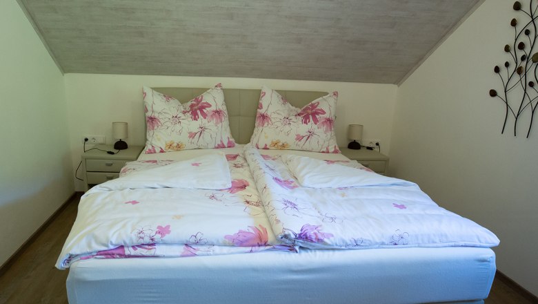 Spacious bedroom with balcony, © Gerlinde Hofmaier Spacious bedroom with balcony, © Gerlinde Hofmaier