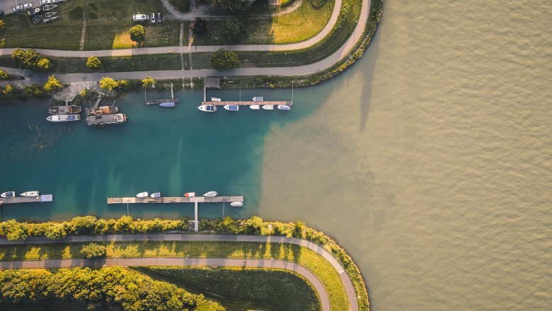 Mostviertel, Sommer, Rad, Erlauftalradweg, Donaumündung, © Niederösterreich Werbung/Gerald Demolsky Luftaufnahme der Mündung der Erlauf in die Donau, daneben der Erlauftalradweg umsäumt von Grünflächen