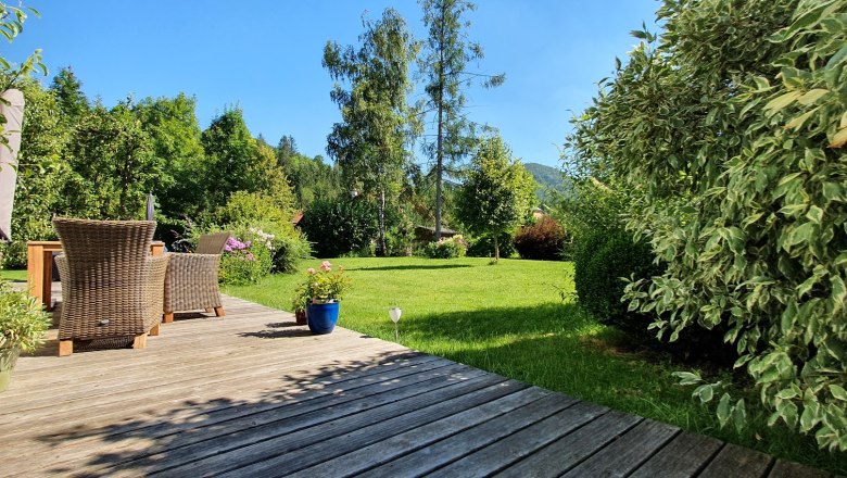 der weitläufige Garten im Sommer, © Monika Stock der weitläufige Garten im Sommer, © Monika Stock