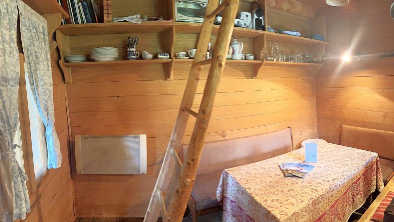 Sitting area in the woodcutter's hut, © Mostviertel Tourismus Sitting area in the woodcutter's hut, © Mostviertel Tourismus