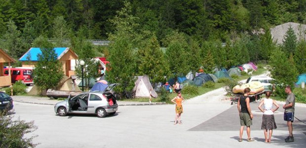 Camping & Restaurant Saggraben, © Saggraben Campingplatz mit Zelten und Menschen im Freien.