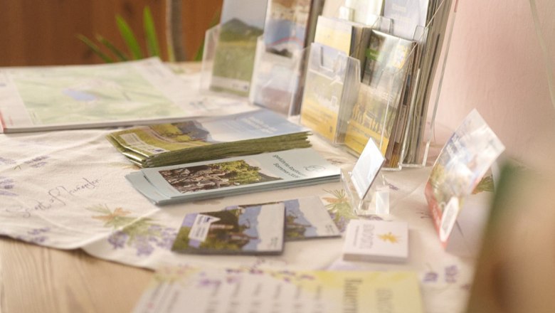 Was ist los in Lunz und Umgebung, © Auftragsfoto.at Ein Tisch mit verschiedenen Broschüren und Flyern über touristische Aktivitäten in Lunz und Umgebung.