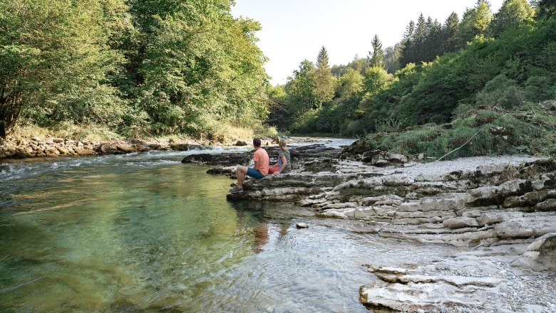 Ybbstalradweg, Ybbstaler Alpen, Radfahren, © Mostviertel Tourismus/Josef Wittibschlager Ein sanfter Fluss schlängelt sich durch die malerische Landschaft, umgeben von üppigem Grün und majestätischen Bäumen. Die ruhige Atmosphäre lädt dazu ein, die Seele baumeln zu lassen und die Schönheit der Natur zu genießen.