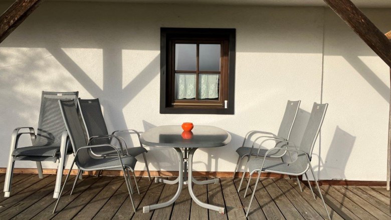 überdachter-sitzplatz-vor-dem-ferienhaus, © Ferienhof Kirchau überdachter-sitzplatz-vor-dem-ferienhaus, © Ferienhof Kirchau