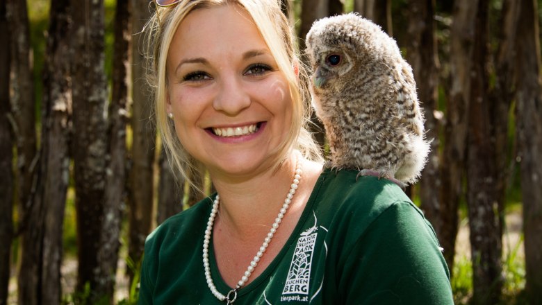 Buchenberg Adventure Park, © Andreas Plachy A woman laughs into the camera while an owl sits quietly on her shoulder.