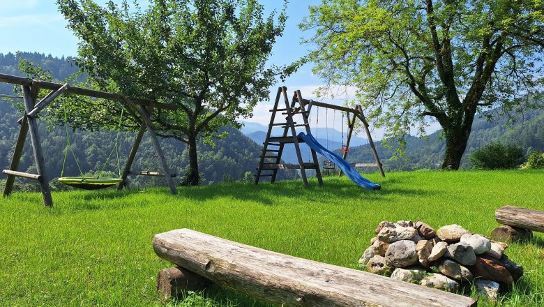 Der Lagerfeuerplatzund die Schaukel, © Poidlbauer Der Lagerfeuerplatzund die Schaukel, © Poidlbauer