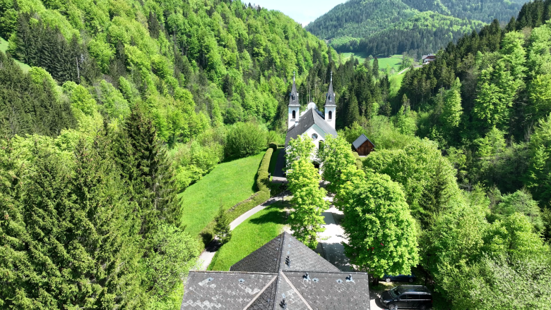 Wallfahrtskirche Maria Seesal (c)Reinhard Fahrngruber (1), © Reinhard Fahrngruber Aerial view of the Maria Seesal pilgrimage church, surrounded by green forests and hills.