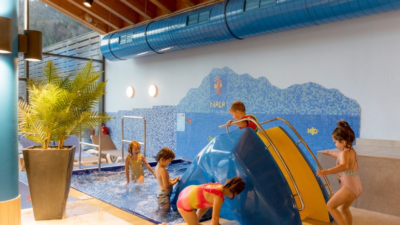 Solebad Kinderbereich (c)Rene Jagersberger, © Rene Jagersberger Children are playing in an indoor pool with a small slide at the Ybbstaler Solebad.