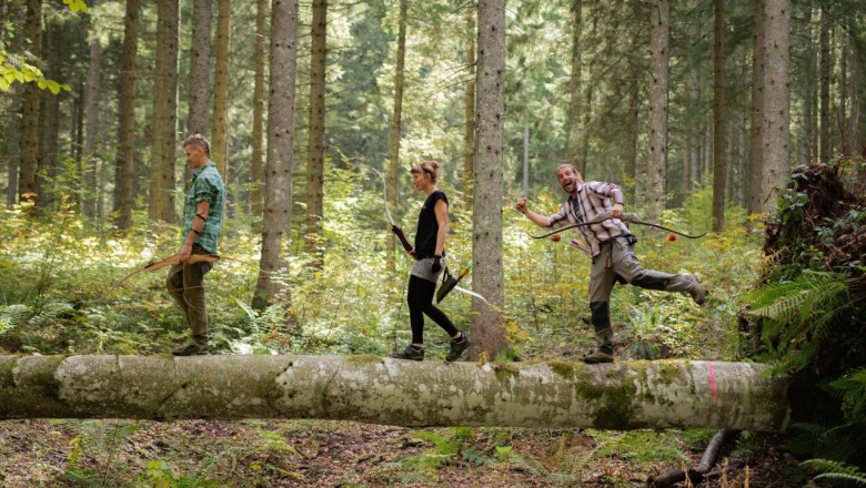 Mit Pfeil und Bogen durch die Wälder streifen, © Ludwig Fahrnberger Mit Pfeil und Bogen durch die Wälder streifen, © Ludwig Fahrnberger