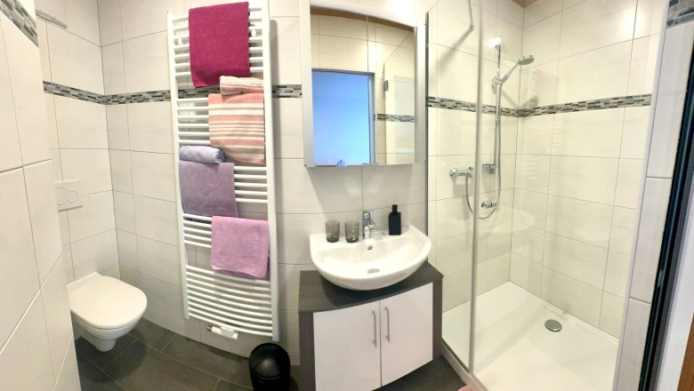 image00017, © Familie Buber Modern bathroom with a shower, toilet, and sink.