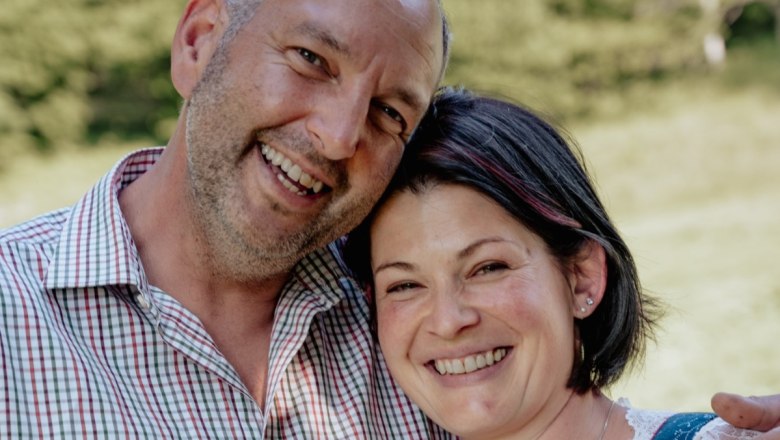 Moni und Clemens Blamauer, © Familie Blamauer Ein lächelndes Paar posiert im Freien auf der Wiese.