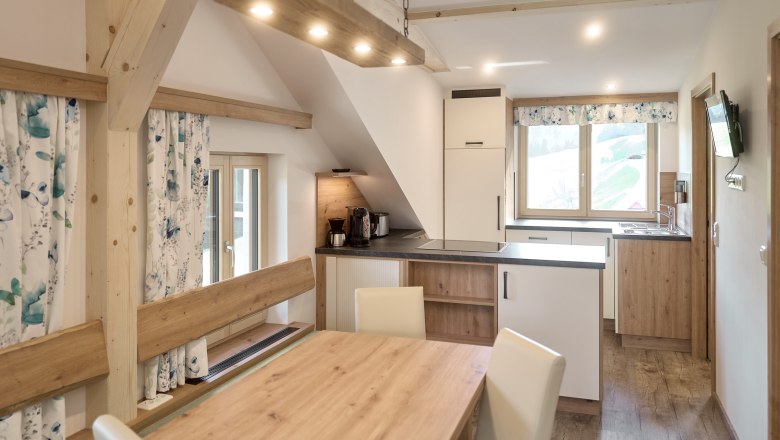 Stallgucker-Wohnung 2 - Wohnküche, © Auftragsfoto.at Moderne Wohnküche mit Holzmöbeln und großen Fenstern.