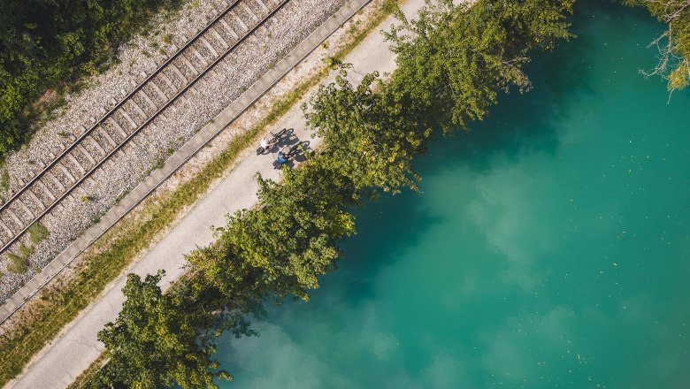 Mostviertel, Sommer, Rad, Erlauftalradweg, © Niederösterreich Werbung/Gerald Demolsky Zwei Radfahrende am Erlauftalradweg zwischen Erlauf und Bahntrasse