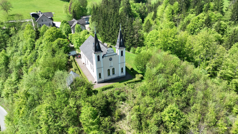 Wallfahrtskirche Maria Seesal (c)Reinhard Fahrngruber (2), © Reinhard Fahrngruber Aerial view of the Maria Seesal pilgrimage church, surrounded by green trees and forests.
