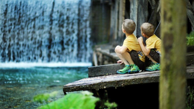 Mendlingtal experience, © weinfranz.at Two boys watch the falling water.