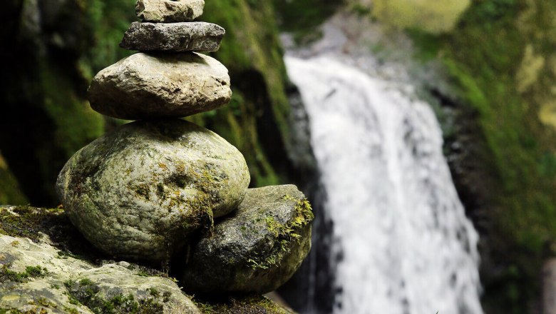 Hiking, Via Aqua, Iron Road, Waterfall, © Mostviertel Tourismus, weinfranz.at Gentle waterfalls splash amidst an idyllic landscape, while artfully stacked stones reflect the tranquillity of nature. Surrounded by lush greenery and the gentle sound of the water, this place invites you to linger and relax.