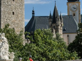 The gentle hills of the Mostviertel region are perfect for a refreshing bike ride. Surrounded by lush greenery and historic buildings, cyclists can enjoy the picturesque views and fresh mountain air. A perfect place to experience the beauty of nature and the tranquillity of the surroundings.