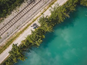 Zwei Radfahrende am Erlauftalradweg zwischen Erlauf und Bahntrasse