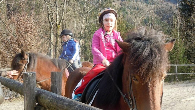 Reiten beim Nachbarn, &copy; Poidlbauer