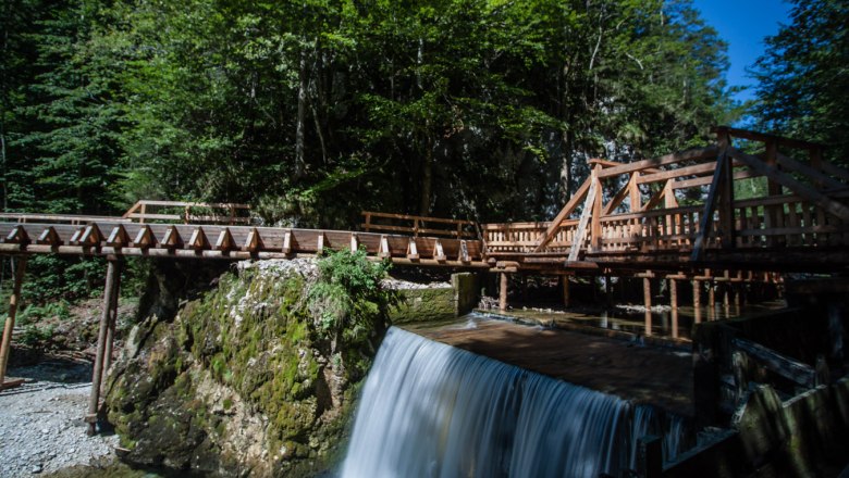Holzbrücke über einen kleinen Wasserfall im Mendlingtal.