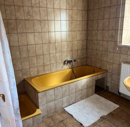 Badezimmer mit Badewanne und Dusche, © Ybbstaler Alpen