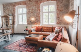 Gem&uuml;tliches Sofa im Wohnbereich