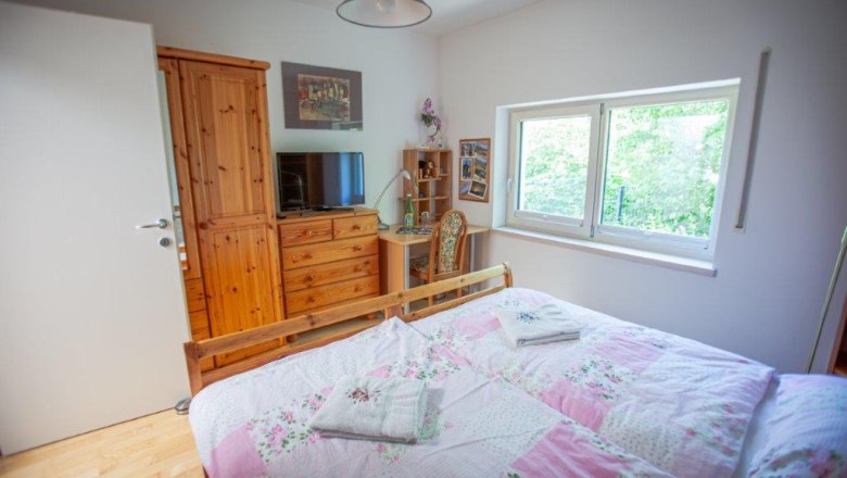 Room 1 with private bathroom, &copy; itjproductions