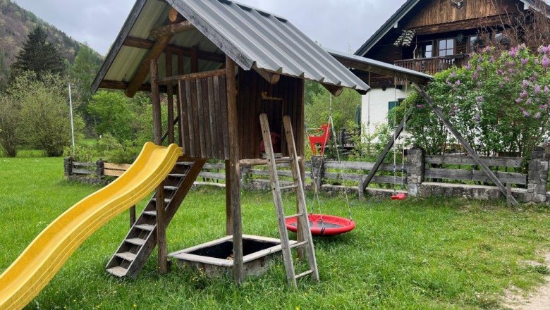 Hanni's color barn Playground in front of the house, © Ybbstaler Alpen_Karin Hager