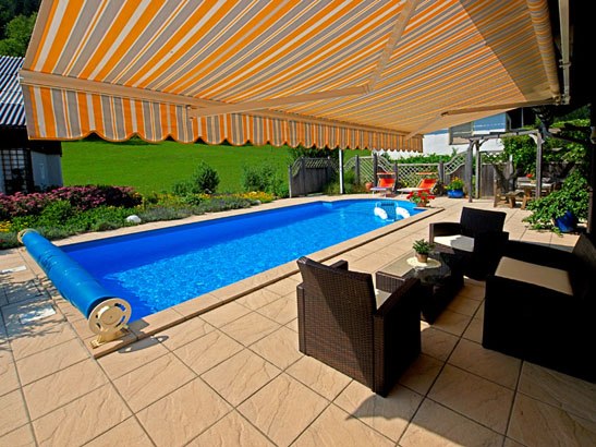 Terrasse mit Pool und Markise im Ferienhaus Eva Deufl.