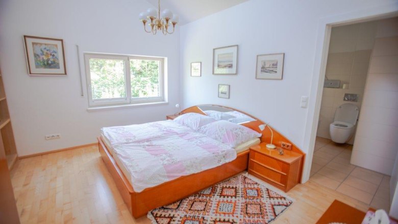 Room ensuite, &copy; itjproductions