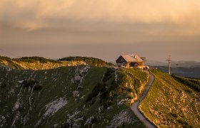 Geischl&auml;gerh&uuml;tte on the Hochkar amidst a fantastic mountain backdrop.