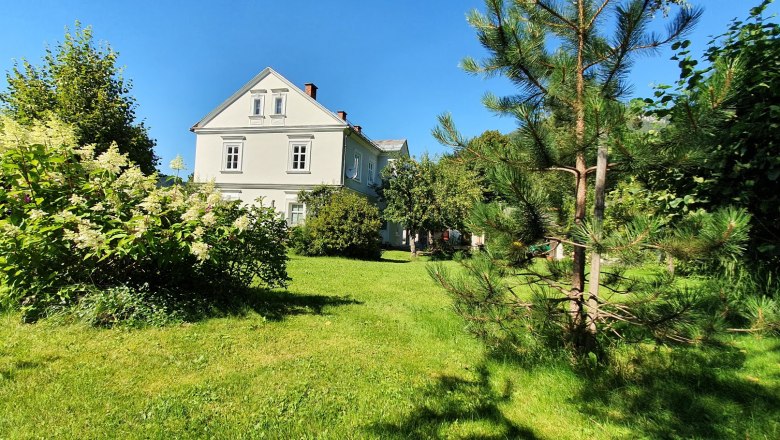 the spacious garden in summer, © Monika Stock the spacious garden in summer, © Monika Stock