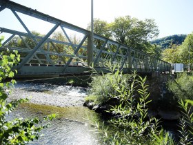 The gentle breeze caresses the glistening surface of the water as the bridge majestically crosses the river. Surrounded by lush greenery and the gentle sound of nature, this place invites you to linger and relax. Here, where water and landscape merge harmoniously, hikers can experience the beauty of the surroundings to the full.