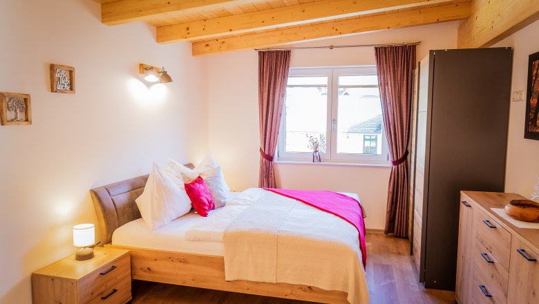 Rote Ferienwohnung - Schlafzimmer 1, &copy; Ludwig Fahrnberger