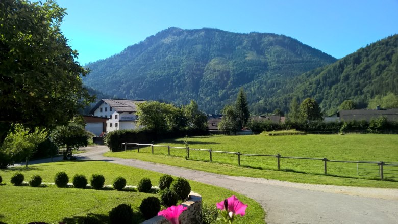 Inmitten von saftigen Wiesen, &copy; Heike und Arthur Schl&ouml;gelhofer