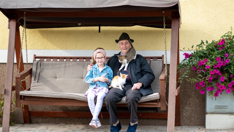 Juliane mit Urliopa und den Katzen, &copy; Grasberger