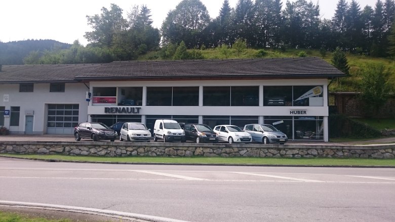 Autohaus Huber mit Renault-Logo und mehreren Autos davor.