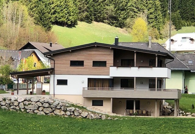 HouseRoyal, &copy; Matyas Boglarka