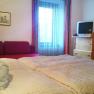 Ein gem&uuml;tliches Doppelzimmer mit Bett, Sofa, Fernseher und Fenster.