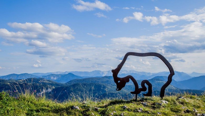 The iron &Ouml;tscher bear awaits the hikers, &copy; Ludwig Fahrnberger