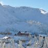 Winterlandschaft mit verschneiten Bergen und Geb&auml;uden am Hochkar.