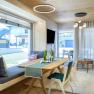 Modernes Wohnzimmer mit Holzelementen, gro&szlig;em Fenster und stilvoller Einrichtung.
