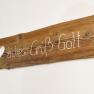 Holzschild mit der Aufschrift 'Herzliches Gr&uuml;&szlig; Gott' und einem Herzsymbol.